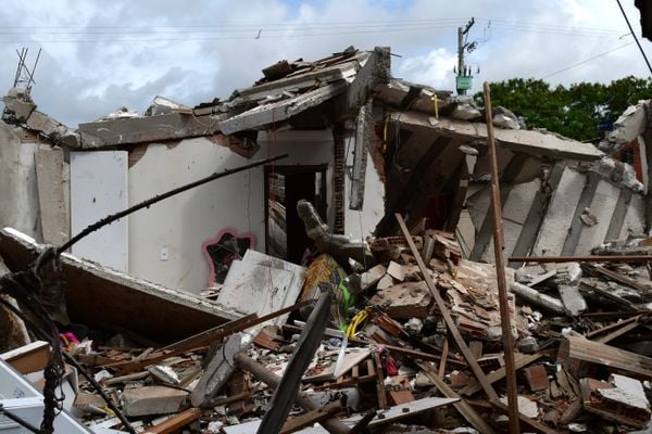 Casa desaba em Vila Velha e vítimas são resgatadas de escombros por Fernando Madeira