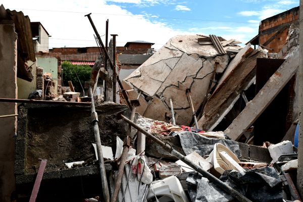 Casa desaba em Vila Velha e vítimas são resgatadas de escombros por Fernando Madeira