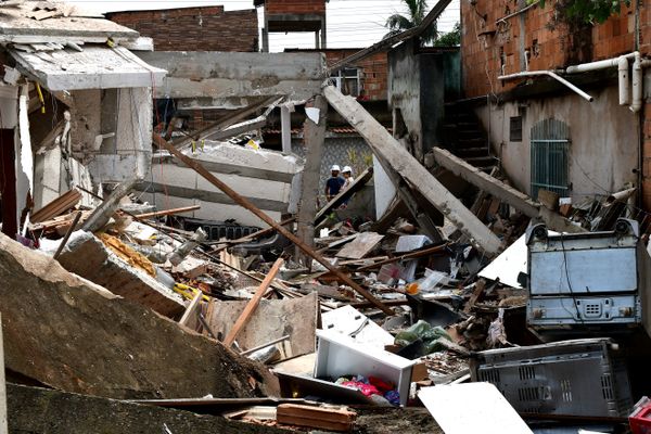 Casa desaba em Vila Velha e vítimas são resgatadas de escombros