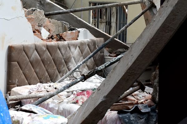 Casa desaba em Vila Velha e vítimas são resgatadas de escombros por Fernando Madeira