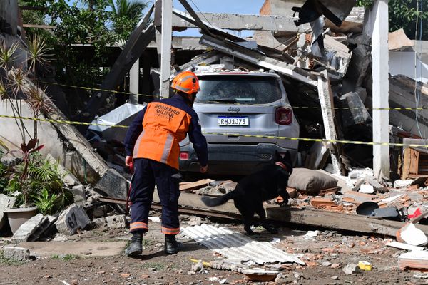 Casa desaba em Vila Velha e vítimas são resgatadas de escombros por Fernando Madeira