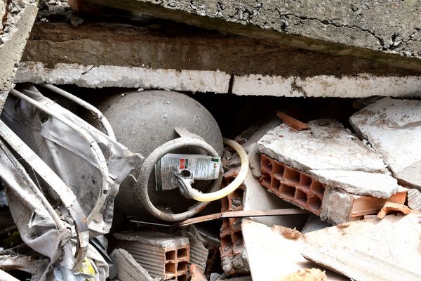 Casa desaba em Vila Velha e vítimas são resgatadas de escombros por Fernando Madeira