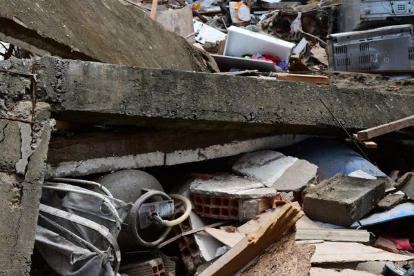 Casa desaba em Vila Velha e vítimas são resgatadas de escombros por Fernando Madeira