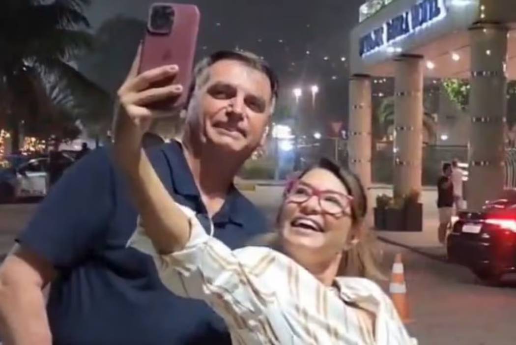 Mulher pediu para tirar uma selfie ao lado de Bolsonaro e registro repercutiu nas redes sociais: ‘Isso aqui é uma miragem?’, brincou um internauta