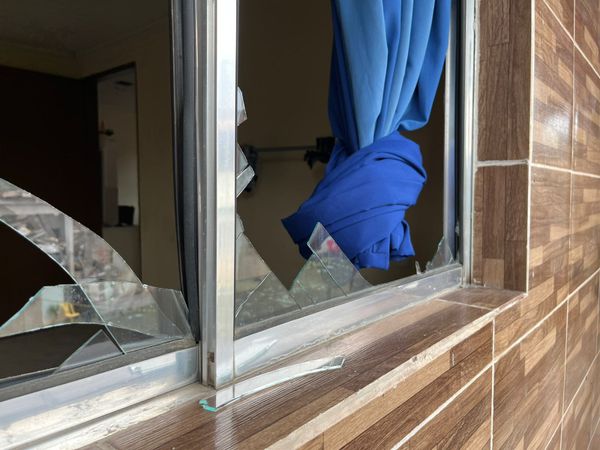 Vidros de casa vizinha ficaram destruídos após desabamento em Barramares por Alberto Borém