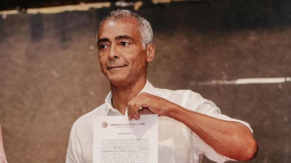 Romário toma posse como presidente do América (RJ)