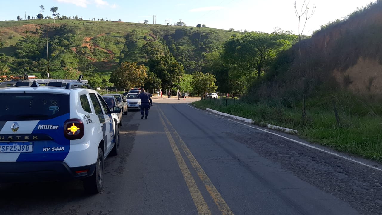 Segundo a PM, Deivid Ferretti dos Santos seguia sentido Boapaba quando, no final da Serra do Alvarenga, derrapou com a moto e passou reto por uma curva e bateu em um Ford Ka