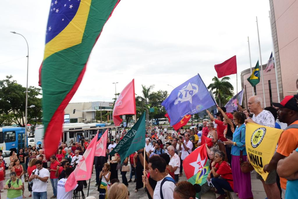 Lideranças políticas, sindicais e sociais discursaram pedindo punição aos envolvidos nos atos antidemocráticos em Brasília