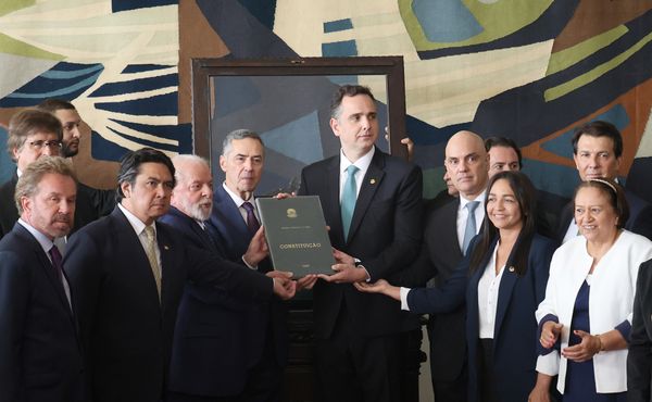 Lula, Luís Roberto Barroso, Rodrigo Pacheco, Alexandre de Moraes e Eliziane Gama seguram exemplar da Constituição Federal em evento do 8 de janeiro