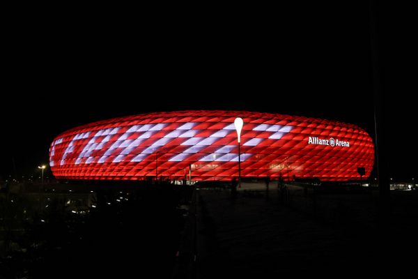 Estádio do Bayern de Munique ficou iluminado em homenagem a Beckenbauer