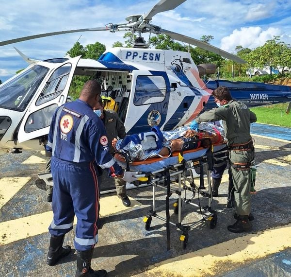 Helicóptero do Notaer faz resgate de vítima de queimadura.