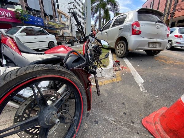 Moto e carro se envolveram em acidente em Vitória