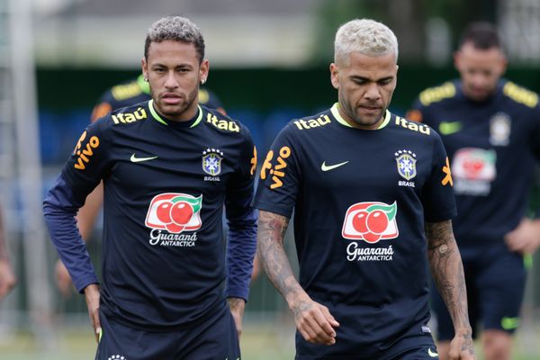Neymar e Daniel Alves jogaram juntos na Seleção Brasileira e no Barcelona