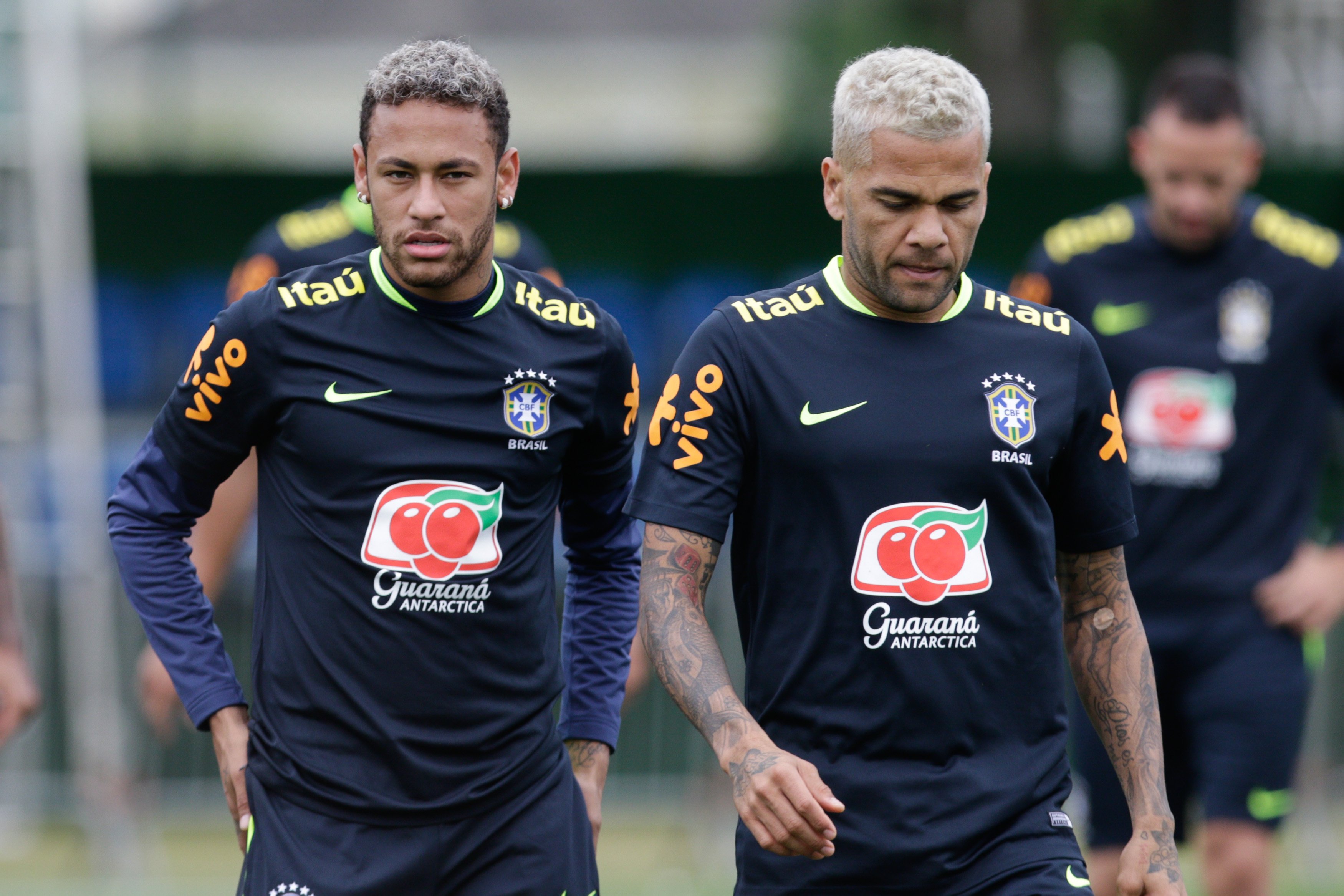 Segundo o portal UOL, o pai do craque da seleção brasileira, Neymar da Silva Santos, depositou 150 mil euros (aproximadamente R$ 800 mil) ao ex-jogador, que utilizou a quantia para reduzir a pena caso seja condenado