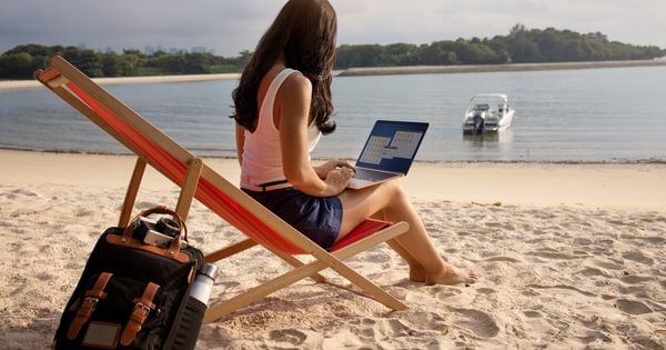 Seguindo a tendência do home office, empresas adotam modelo que permite a funcionários exercerem suas atividades em uma praia ou hotel