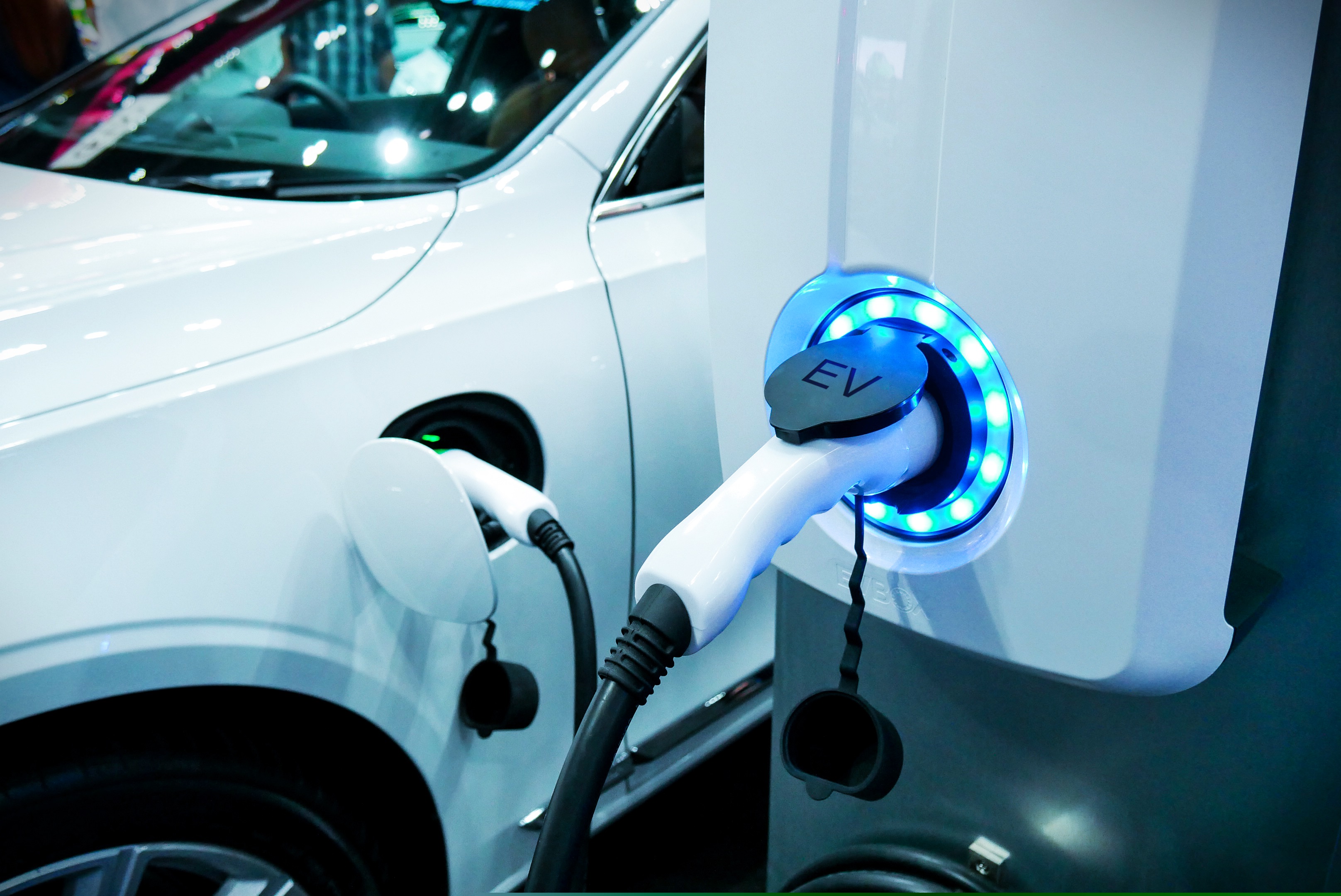 Fechamento de 2023 mostrou aumento expressivo na venda de automóveis híbridos e elétricos, além do crescimento dos emplacamentos gerais