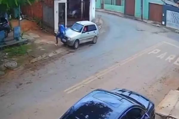Um vídeo divulgado pela Polícia Civil mostra um dos homens dentro de um carro manobrando em fuga. 