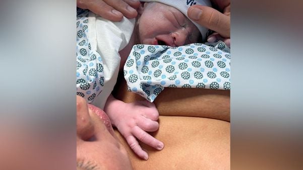 Luan e Rebecca logo após o nascimen