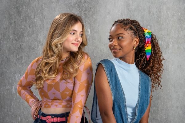 Vic (Cecilia Chancez) e  Luara (Tabatha Almeida): segunda temporada de Vicky e a Musa estreia em janeiro na Globoplay