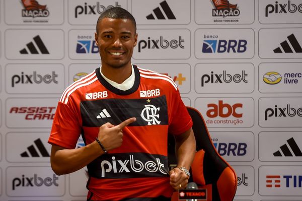 De La Cruz foi apresentado pelo Flamengo e já treina normalmente com o grupo