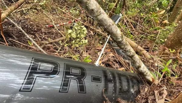 Destroços com identificação do helicóptero encontrado pela Força Aérea Brasileira na cidade de Paraibuna, no interior de São Paulo 