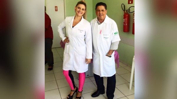 Juliana e Hélio, além de realizarem partos juntos também trocam conhecimento  sobre o mundo da Medicina. 