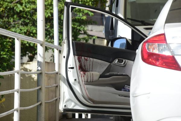 Suspeitos atacam a tiros carro que vinha do RJ e passageiro é morto no ES por Ricardo Medeiros