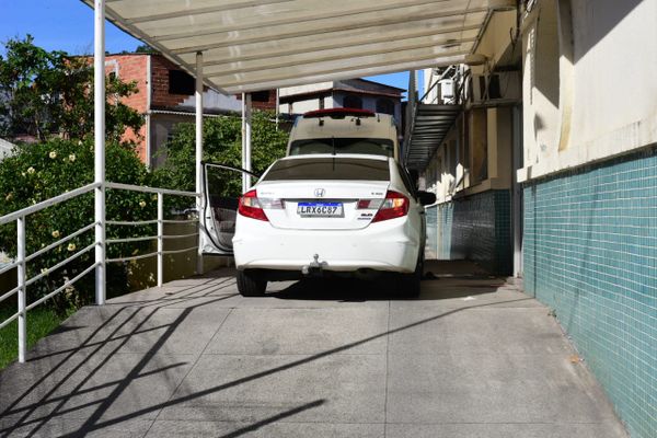 Suspeitos atacam a tiros carro que vinha do RJ e passageiro é morto no ES por Ricardo Medeiros