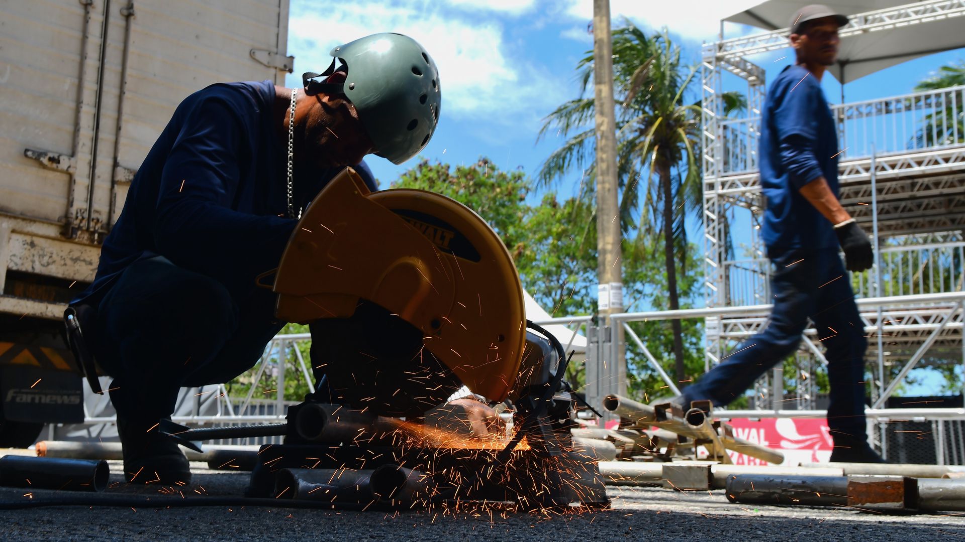 Trabalhadores montam estrutura no Sambão para o Carnaval de Vitória