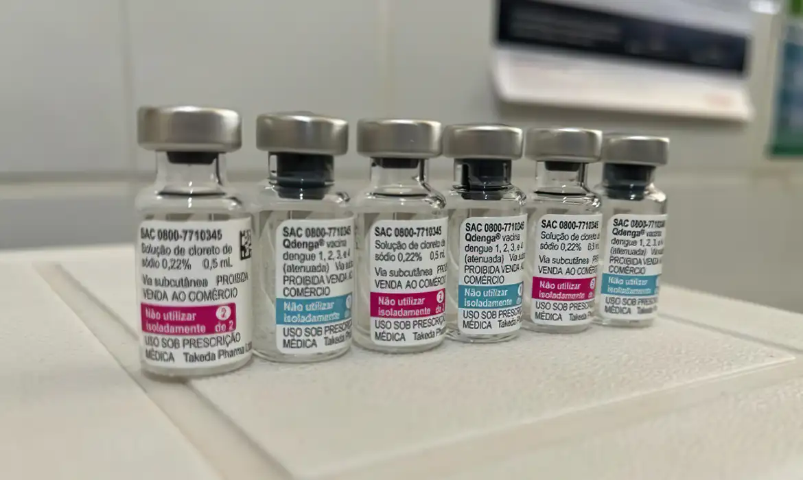 O primeiro lote faz parte de um total de 1,32 milhão de doses da vacina que foram fornecidas, sem custos ao governo brasileiro, pela farmacêutica Takeda