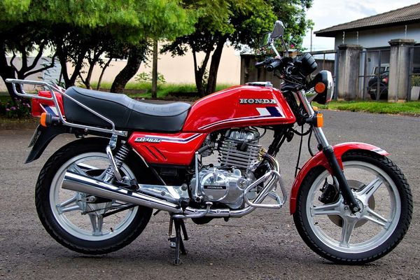 A Gazeta  Honda CB 400 faz 44 anos: modelo abriu as portas para motos mais  potentes no país