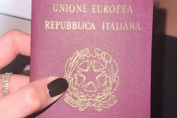 Bruna Marquezine exibe passaporte italiano 