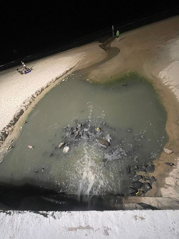 Moradores reclamam de cor e cheiro de água na Praia do Morro, em Guarapari por Leitor | A Gazeta