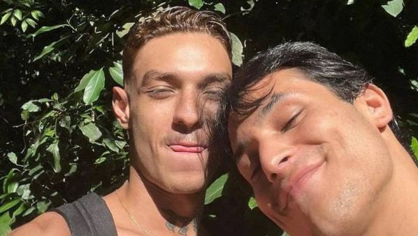 Modelo Marcus Vinicius, irmão caçula do funkeiro, revelou em suas redes sociais que trocou alianças com o namorado, o chef de cozinha Yan Brito, que é tio da humorista