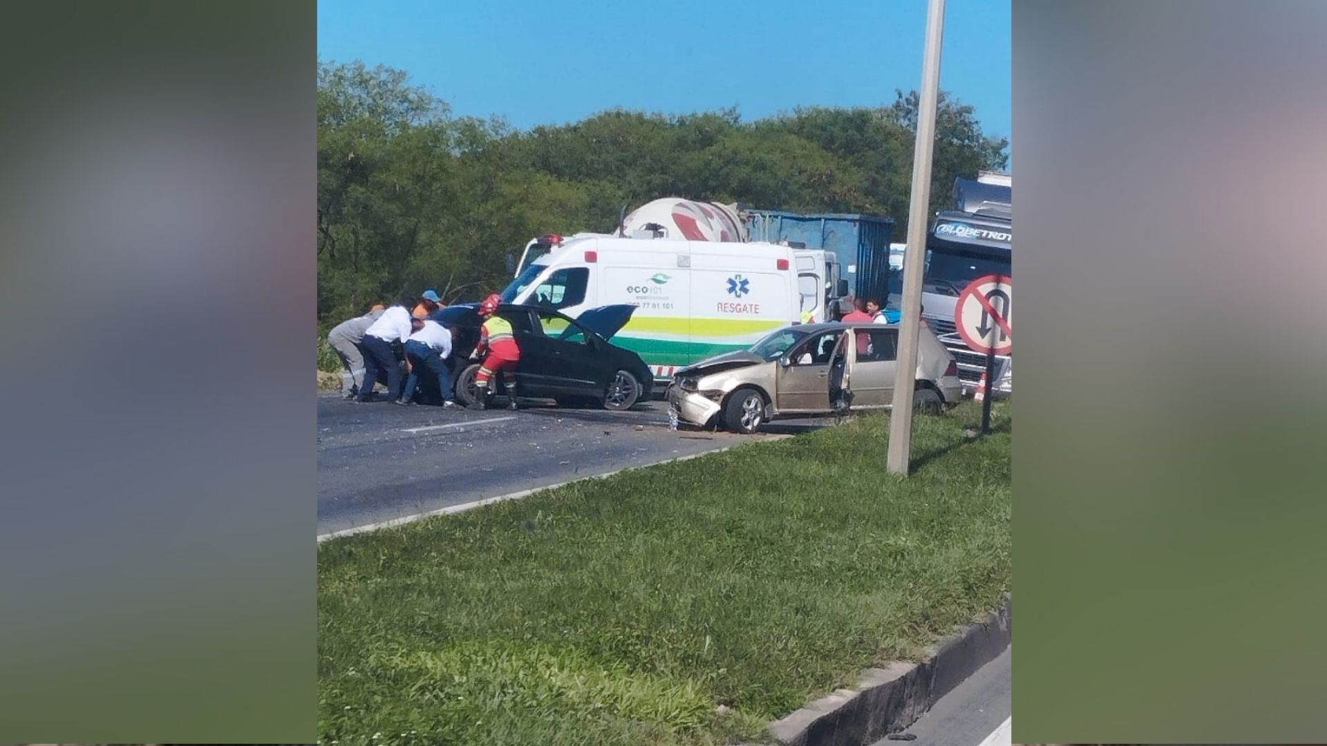 Com a batida, uma pessoa que estava em um dos veículos, foi encaminhada ao hospital, conforme  a Eco101, concessionária responsável pela via