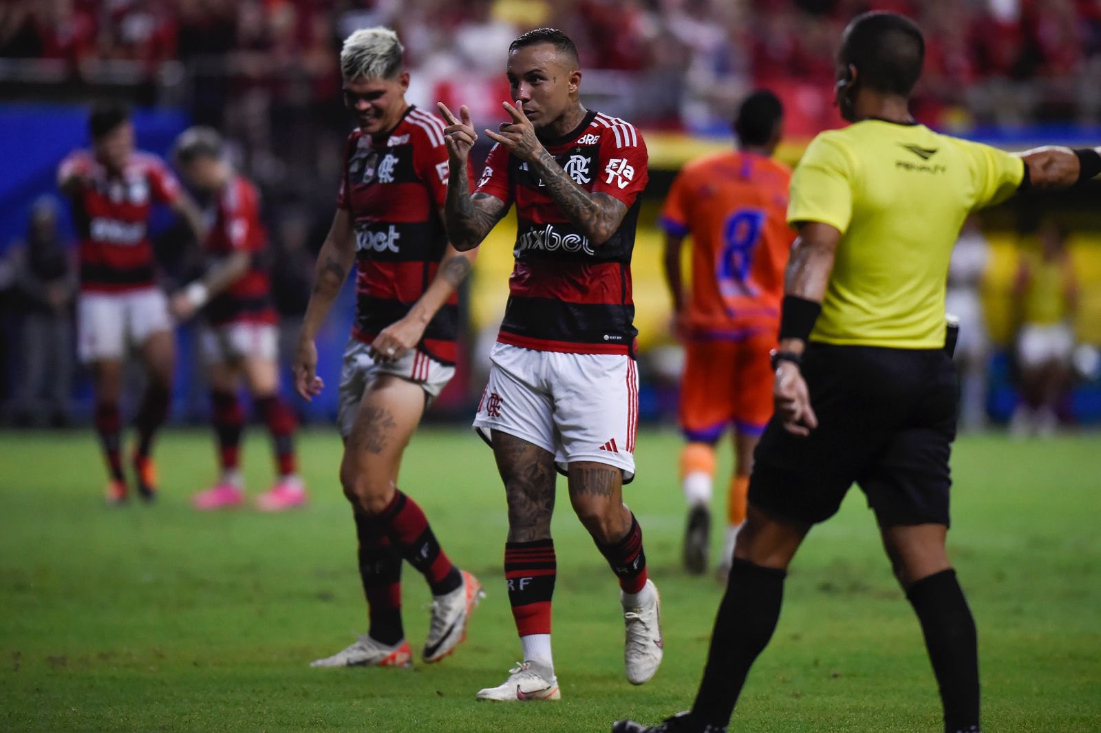 Com gols de Léo Pereira, Pedro, Cebolinha e Varela, o Rubro-Negro fez a alegria dos mais de 45 mil torcedores presentes na Arena da Amazônia
