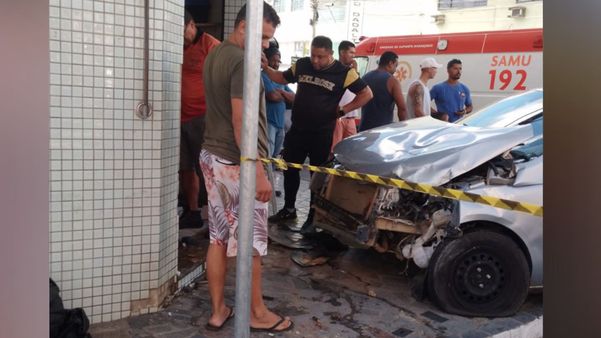 Veículo ficou com a frente bastante danificada após batida em Linhares