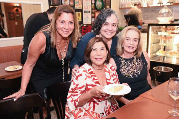 Heliane Duarte, Bia Delmaestro, Luzia Toledo e Rita Garajau