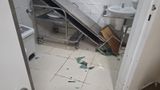 Imagens mostram maca danificada, báscula e forro do teto abertos após fuga de detento na Serra(Leitor | A Gazeta)