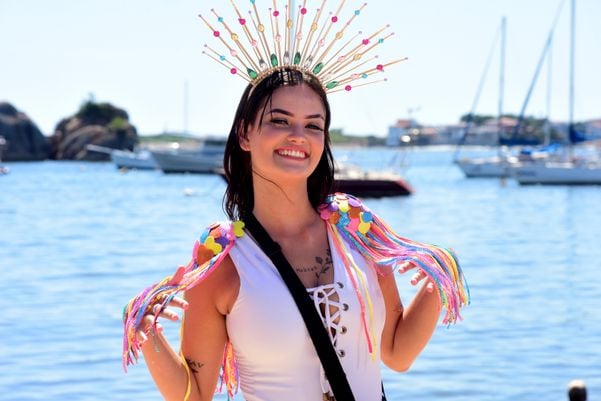Julia Tieppo, vestindo acessórios para o carnaval das Empresas Tropix e Adorno Delas. por Ricardo Medeiros