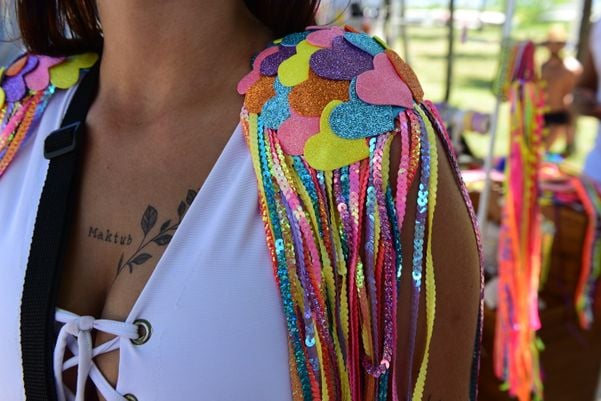 Julia Tieppo, vestindo acessórios para o carnaval das Empresas Tropix e Adorno Delas. por Ricardo Medeiros
