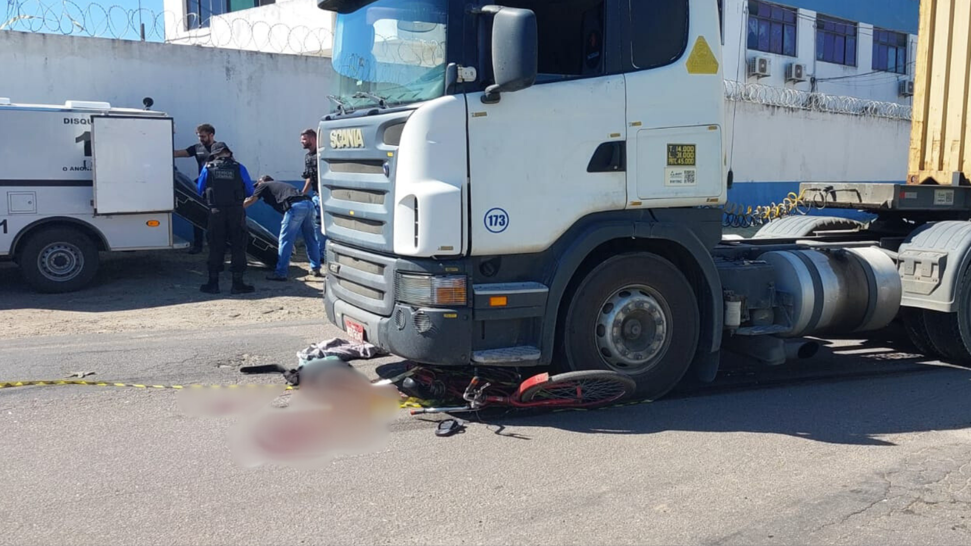 Edenilson de Souza Oliveira, de 41 anos, tentava atravessar a rodovia quando foi atingido na manhã desta sexta-feira (19); vítima foi arrastada por quase 10 metros e morreu no local