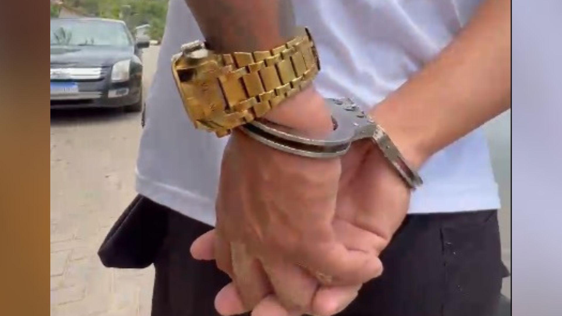 Gravação mostra momento em que suspeito é preso; policiais civis correram para alcançar o homem  que tem envolvimento com o tráfico de drogas, segundo a polícia