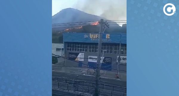 Corpo de Bombeiros foi acionado para combater as chamas na tarde deste sábado (20) em Santa Lúcia; incêndio foi combatido e não houve vítimas