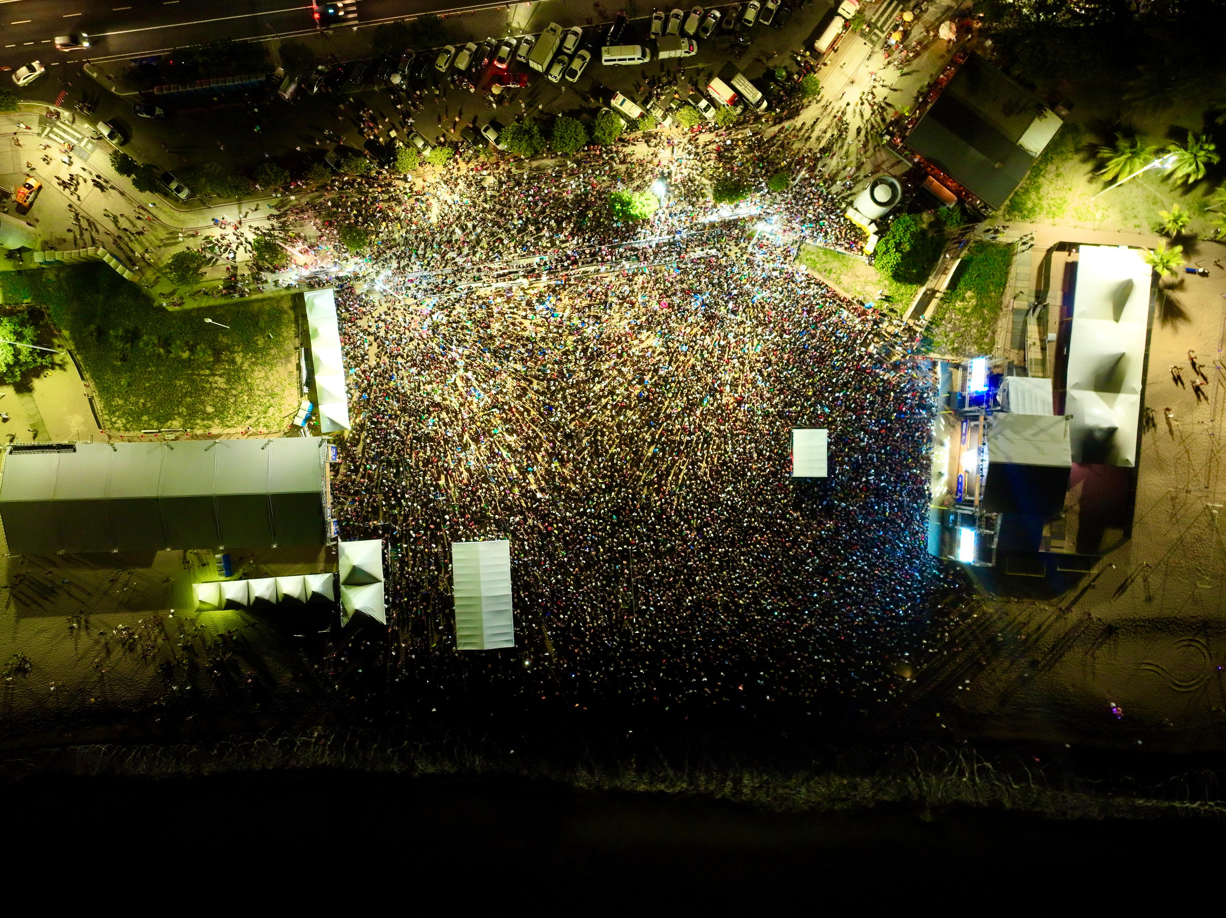 De acordo com informações da prefeitura, cerca de 50 mil pessoas marcaram presença na Arena de Verão de Vitória, na sexta-feira (19)