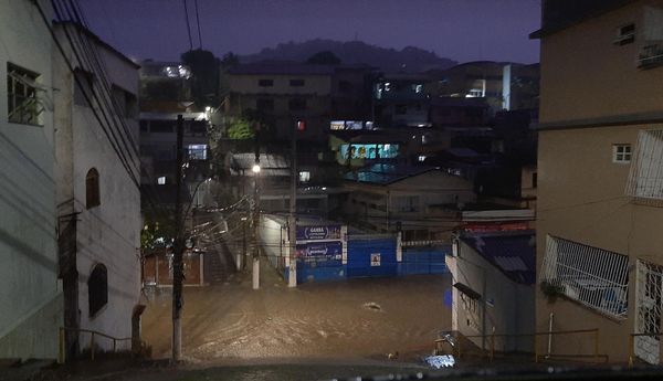 Chuva forte deixou vários locais alagados e carros submersos na noite de domingo (21); confira os problemas registrados em cada cidade