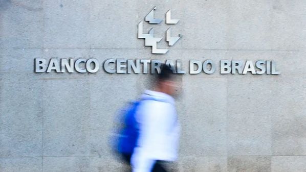 No curto prazo, consumidores enfrentarão crédito mais caro, o que pode desacelerar o consumo de bens duráveis e restringir o acesso a empréstimos pessoais