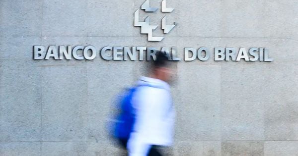 Segundo projeção do Boletim Focus, divulgada nesta segunda-feira (22) pelo Banco Central, o Índice de Preços ao Consumidor Amplo (IPCA) - considerado a inflação oficial do país - deve fechar este ano em 3,86%