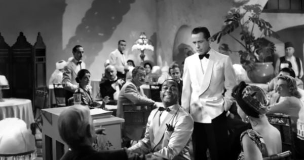 Em uma certa cena, Humphrey Bogart, inventor do chapéu de lado, ao entrar em uma boate, encostado estrategicamente no piano, pediu ao final que o pianista repetisse a música - o que nunca aconteceu