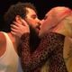 Amaury Lorenzo e Diego Martins, de Terra e Paixão, se beijam em festa